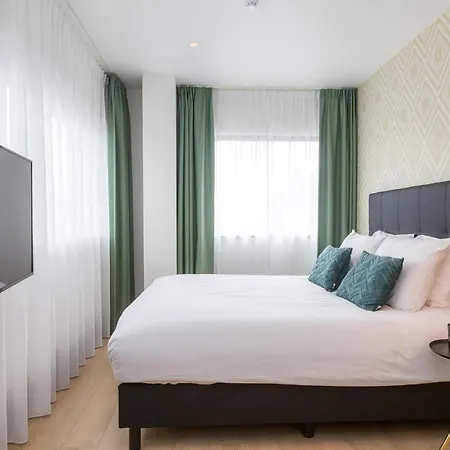 Hotel The 4*