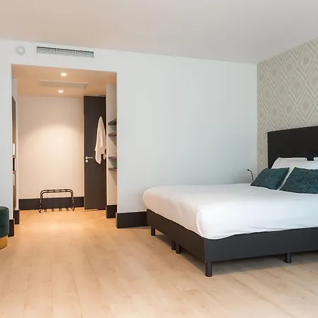 Hotel The 3*