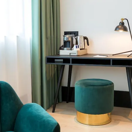 Hotel The 4*