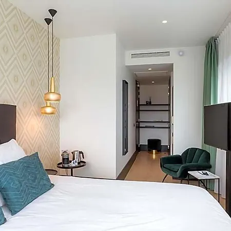 Hotel The 4*